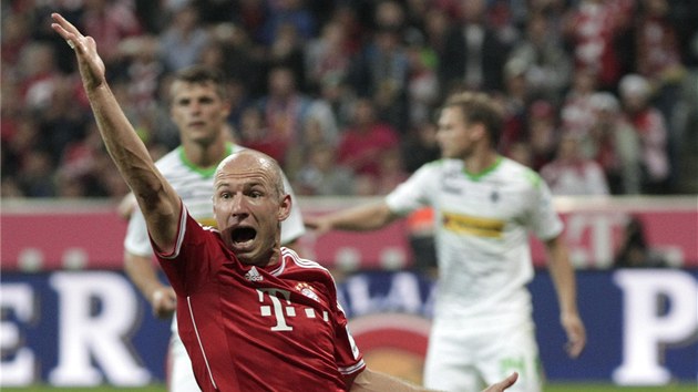 EMOCE. Arien Robben se zlob v utkn jeho Bayernu Mnichov proti Borussii Mnchengladbach.