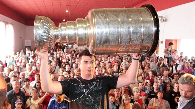2011 /  Boston Bruins: Tom Kaberle pivezl Stanley Cup do eska. Velk Dobr slav Stanley Cup.