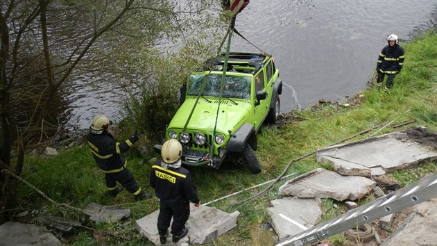 Opil idika prorazila svodidla a s ternnm vozem skonila na behu Vltavy.