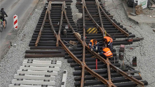 Snmek ze stavby Galerie antovka v Olomouci. Krom samotnho obchodnho centra dlnky na behu Moravy zamstnv tak budovn nov tramvajov trati na olomouck Nov Sady. (30. ervence 2013)