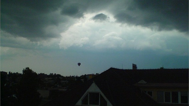 Amatrsk snmky balonu nad Jihlavou, pozen mobilnm telefonem. 
