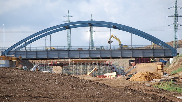 Nov eleznin most v Plzni - Skvranech u je na svm mst. Pod nm povede zpadnch obchvat msta.