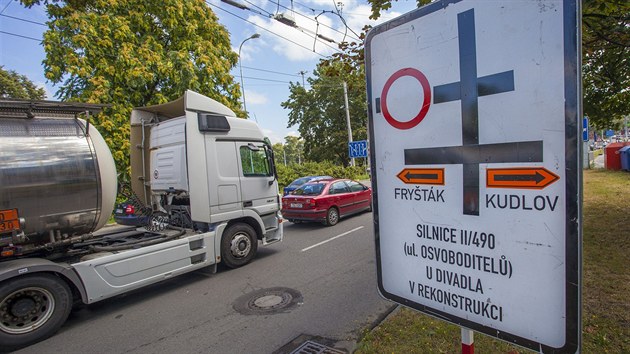 Opravovan silnici se mus idii vyhnout po objkch.