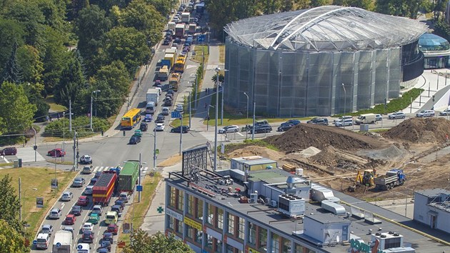 Vinou uzaven silnice u divadla, kter prochz rekonstrukc, se v centru Zlna tvoily kolony.