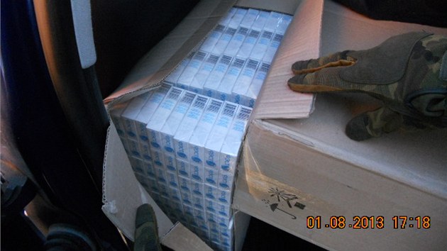 Ve vozidle celnci objevili 10 paprovch krabic a jeden ern igelitov pytel s cigaretami znaky FEST znaench bloruskou tabkovou nlepkou.