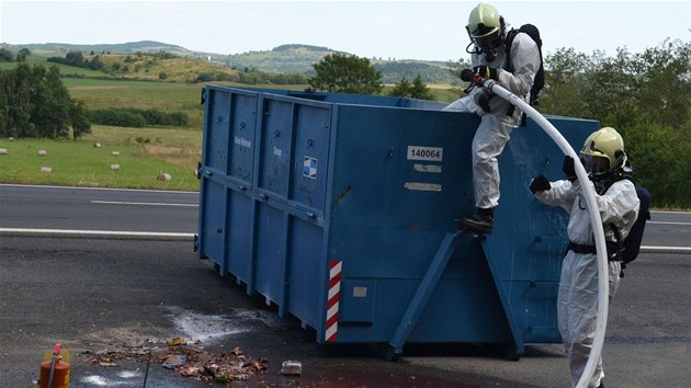 Por odpadk z popelskho vozu hasii likviduj na odstavnm parkoviti vedle silnice I/6 za Bochovem ve smru do Karlovch Var, kam je pemstili z hlavn silnice.