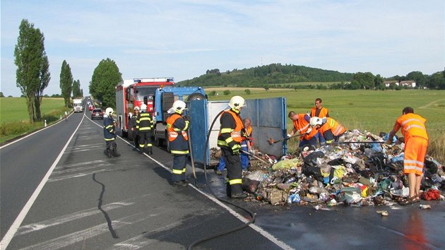 Hoc odpadky idi popelskh vozu vysypal na hlavn silnici, kde njakou dobu komplikovaly dopravu.