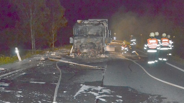 Znien kabina nkladnho automobilu, kter zaal hoet po eln srce s motocyklem u odboky na obec Okrouhl.