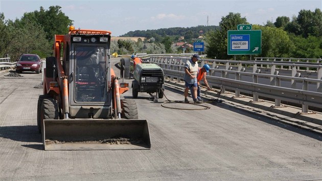 Na prostjovské estakád Haná nyní probíhá oprava silnice, pi které bude...