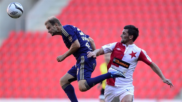 Vlastimil Vidlika (vlevo) z Olomouce hlavikuje ped Martinem Feninem ze Slavie.