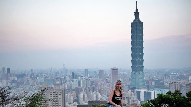 Autorka textu v pozad se tvrtm nejvym mrakodrapem svta Tchaj-pej 101.