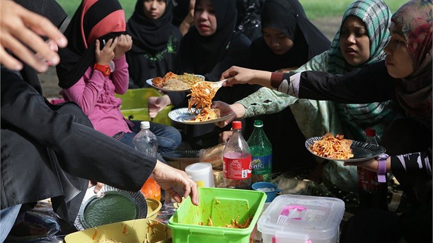 Hostina za dennho svtla, jasn dkaz konce ramadnu. Filipnky se rozhodly pro piknik v parku v hlavnm mst Manile. 