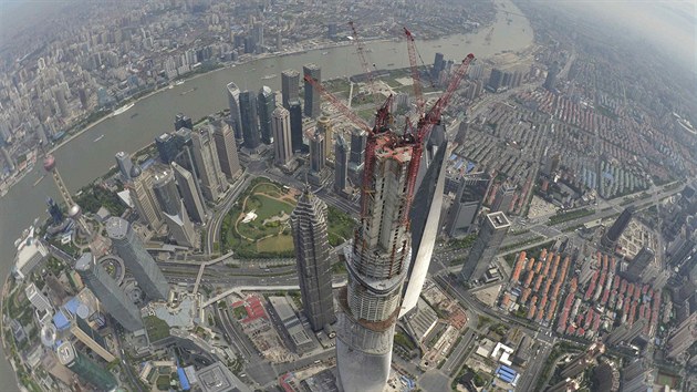 ANGHAJ Z V݊IN. Pohled na rozestavnou anghajskou v ve finann tvrti Pudong. Mrakodrap vysok 632 metr bude nejvy nskou budovou a druhou nejvy na svt.