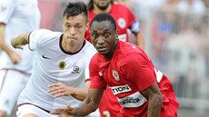 Za míem sprintují Václav Kadlec (vlevo) ze Sparty a Mohamed Traore z Brna.