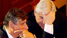 Jiří Rusnok a Jan Fischer ve Sněmovně při jednání o důvěře vládě. Jiří Rusnok a Jan Fischer ve Sněmovně při jednání o důvěře vládě.