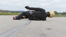 V netradičním crash testu zkoumaly autokluby odolnost oblečení při pádu ze... V netradičním crash testu zkoumaly autokluby odolnost oblečení při pádu ze...