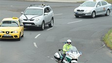 Smutení kolona asi tyiceti aut míí na Stekov, kde probhlo poslední rozlouení se zavradnou taxikákou Hanou M.