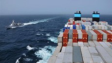 Nizozemská fregata Van Speijk doprovází největší nákladní loď Maersk McKinney... Nizozemská fregata Van Speijk doprovází největší nákladní loď Maersk McKinney...