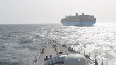 Nizozemská fregata Van Speijk doprovází největší nákladní loď Maersk McKinney... Nizozemská fregata Van Speijk doprovází největší nákladní loď Maersk McKinney...