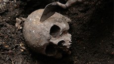 Archeologové nacházejí kostry na hřbitově ze 17. století, který se ukrýval pod Archeologové nacházejí kostry na hřbitově ze 17. století, který se ukrýval pod