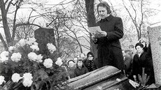 Pavel Kohout v roce 1971 na pohbu spisovatele Jana Procházky.