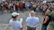 POVINNOSTI PRO VŠECHNY. Ale to už na náměstí začala demonstrace. Zahájila ji... POVINNOSTI PRO VŠECHNY. Ale to už na náměstí začala demonstrace. Zahájila ji...