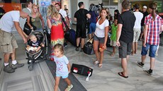 Turisté, kteří se vrátili z egyptské Hurghady, kde byly otráveny matka s... Turisté, kteří se vrátili z egyptské Hurghady, kde byly otráveny matka s...