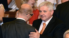 Premiér Jiří Rusnok (vpravo) a předseda ČSSD Bohuslav Sobotka poté, co Sněmovna Premiér Jiří Rusnok (vpravo) a předseda ČSSD Bohuslav Sobotka poté, co Sněmovna