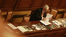 Premiér Jiří Rusnok v Poslanecké sněmovně během schůze o důvěře vládě (7. srpna... Premiér Jiří Rusnok v Poslanecké sněmovně během schůze o důvěře vládě (7. srpna...