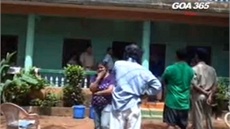 Zábry indické televize z policejního vyetování vrady eky v Goa. 