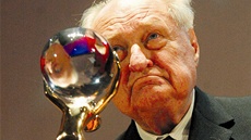 Cenu MFF Karlovy Vary za dlouholetý umělecký přínos v roce 2005 převzal Jiří... Cenu MFF Karlovy Vary za dlouholetý umělecký přínos v roce 2005 převzal Jiří...