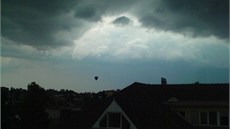Amatérské snímky balonu nad Jihlavou, poízené mobilním telefonem. 