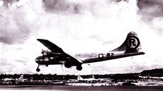 Bombardér B-29 přistává na základně na Mariánských ostrovech po návratu z... Bombardér B-29 přistává na základně na Mariánských ostrovech po návratu z...
