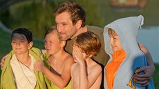 Adam Sokol (první zleva) se svým otcem při natáčení filmu Krásno. Adam Sokol (první zleva) se svým otcem při natáčení filmu Krásno.