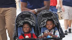 Rapper Usher se svými dvma syny (2013)