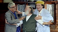 Z natáčení filmu Dědictví aneb Kurvaseneříká (zleva Miroslav Donutil, Jiří Z natáčení filmu Dědictví aneb Kurvaseneříká (zleva Miroslav Donutil, Jiří