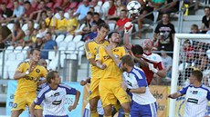 Závar ped brankou hostí v zápase Jihlava - Znojmo.