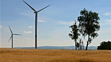 Proti výstavbě elektráren lidé protestovali, jejich odpor se podařilo zlomit. Proti výstavbě elektráren lidé protestovali, jejich odpor se podařilo zlomit.