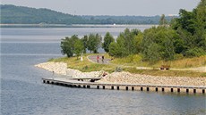 Berzdorfer See se rozkládá na tém tisíci hektarech. Naputní trvalo 10 let....