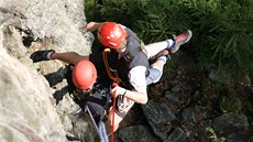 Horolezec spadl v Labském dolu, záchranáři jej vyprošťovali se zraněním Horolezec spadl v Labském dolu, záchranáři jej vyprošťovali se zraněním