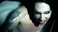 Marilyn Manson v pobuujícím klipu k písni Saint
