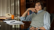 Ashton Kutcher jako Steve Jobs ve filmu jOBS