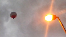 Balon s posádkou se zmítá v poryvech větru nad jihlavskou čtvrtí Královský Balon s posádkou se zmítá v poryvech větru nad jihlavskou čtvrtí Královský