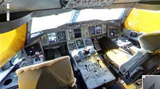 Pilotní kabina v letounu Airbus A380 spolenosti The Emirates