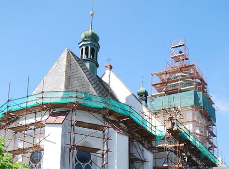Kostel svatého Jana Ktitele v Hluín je nyní obklopen leením. Opravuje se