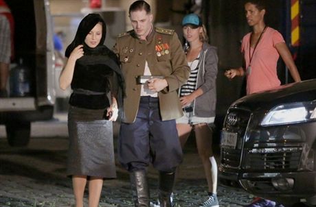Snímek z natáení filmu Child 44. Vojenskou uniformu oblékl herec Tom Hardy