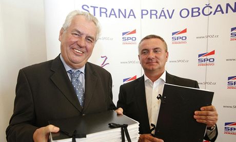 Pedseda Strany práv oban Zemanovci Vratislav Myná s prezidentským kandidátem Miloem Zemanem.
