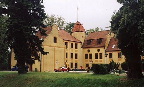 Zámek ve mst Krokowa, který dostal po roce 1990 zpt Albrecht von Krockow.