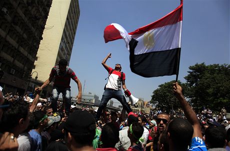 Desítky tisíc stoupenc Muslimského bratrstva protestovaly v ulicích Káhiry