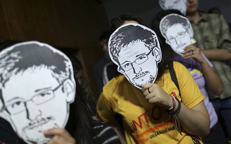 Lidé s maskami Edwarda Snowdena pili podpoit amerického novináe Glenna Greenwalda, který první zveejnil tajné informace uvolnné bývalým technikem tajných slueb (11.srpna 2013).